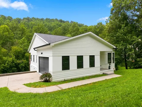 605 Harbor Dr