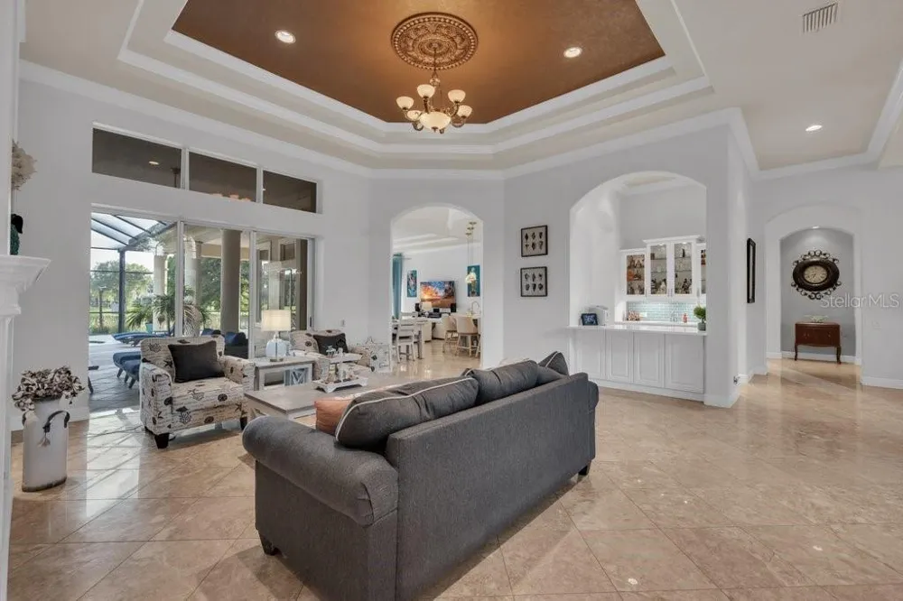 6217 KINGBIRD MANOR DRIVE Lithia, FL 33547