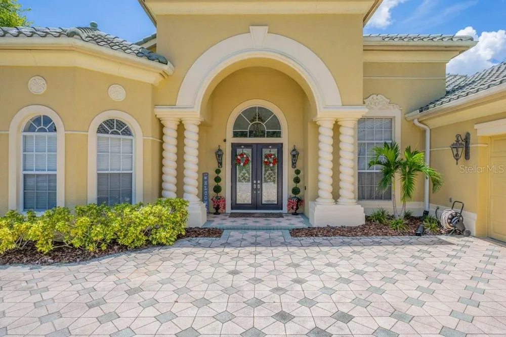 6217 KINGBIRD MANOR DRIVE Lithia, FL 33547