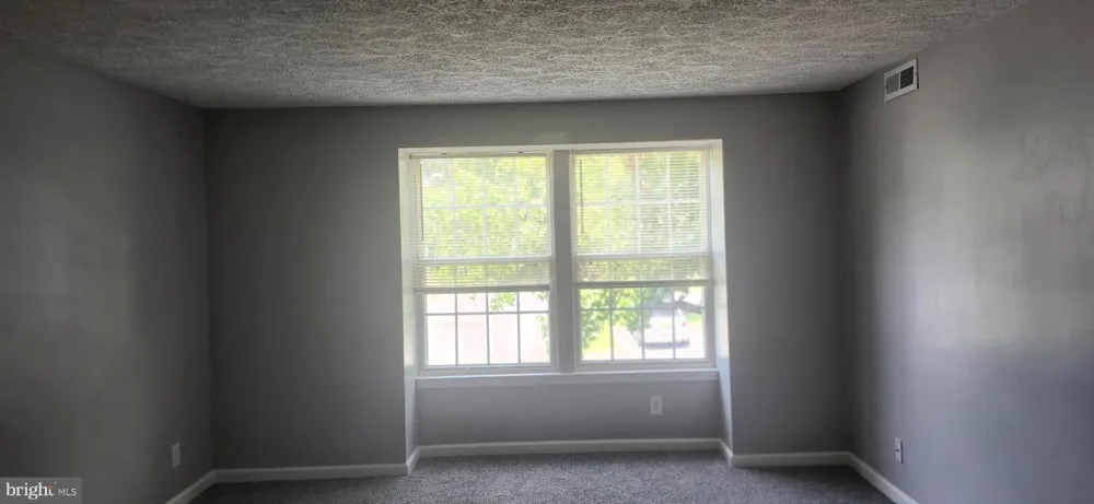 54 KENWOOD DR Sicklerville, NJ 08081