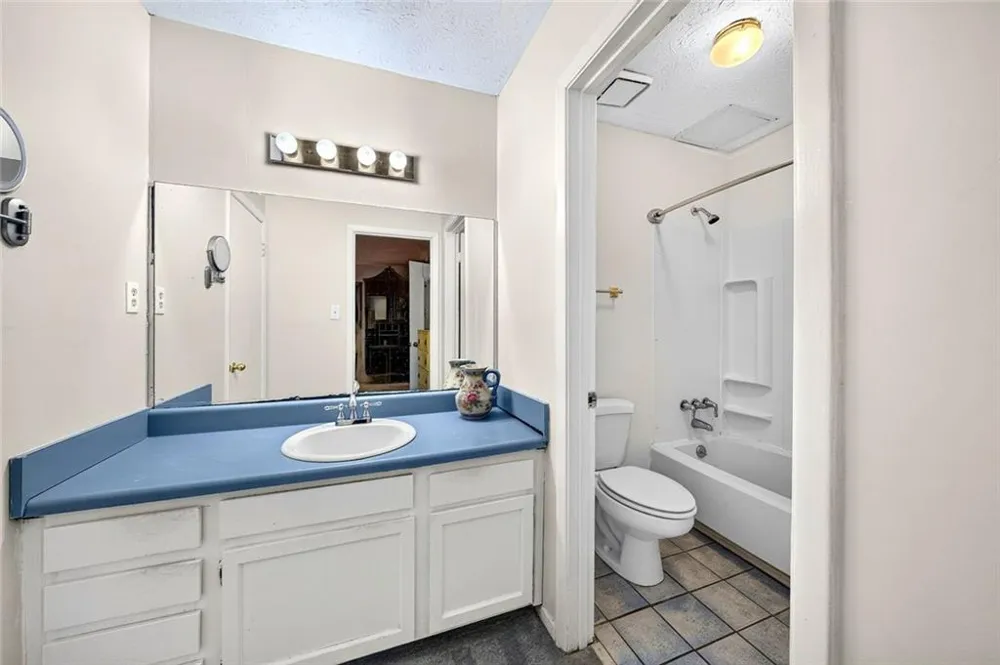 810 Tuxworth Circle Decatur, GA 30033