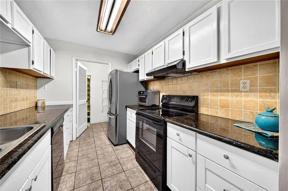 810 Tuxworth Circle Decatur, GA 30033