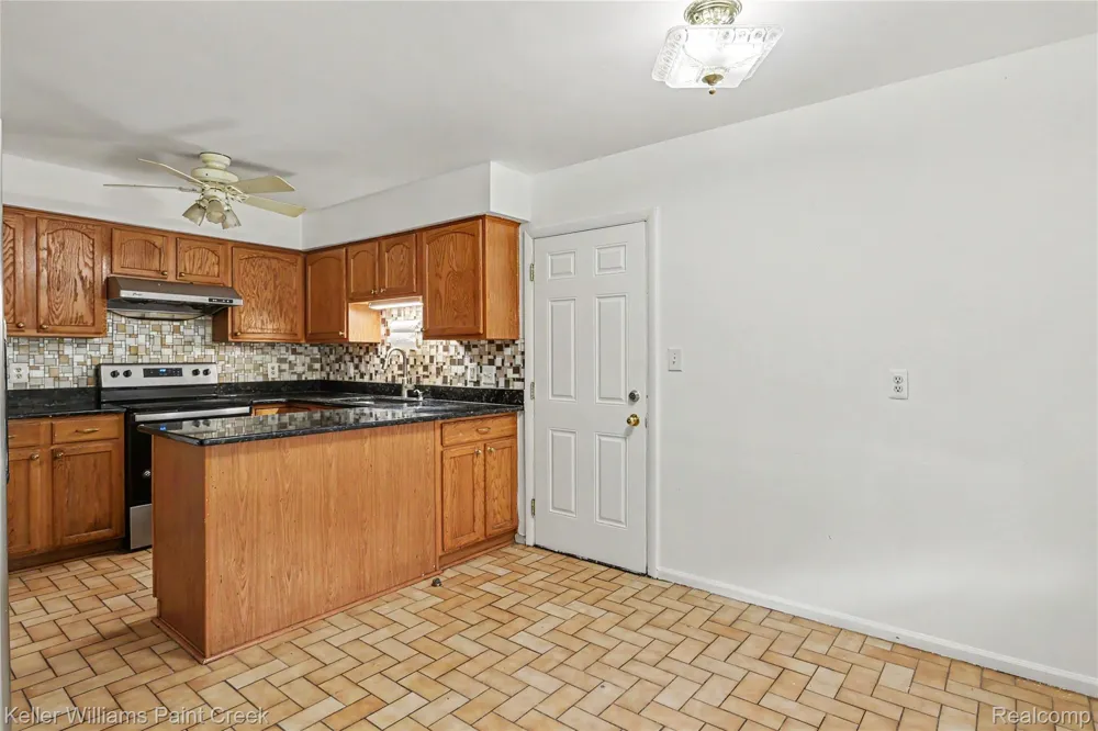 2918 Saratoga Drive Troy City, MI 48083