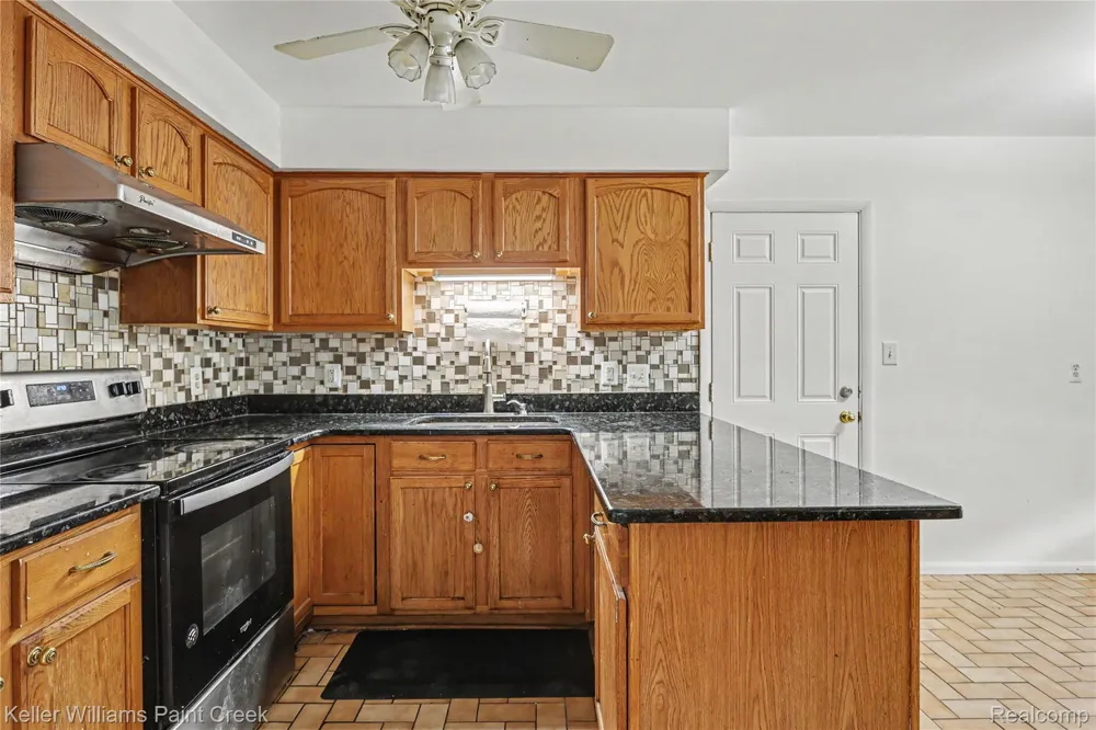 2918 Saratoga Drive Troy City, MI 48083