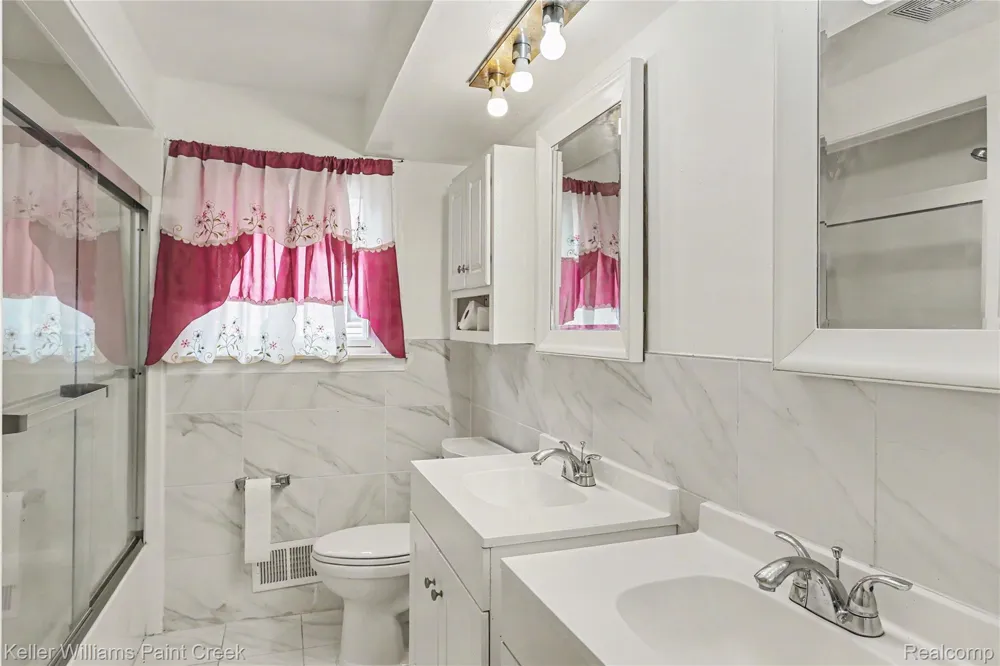 2918 Saratoga Drive Troy City, MI 48083