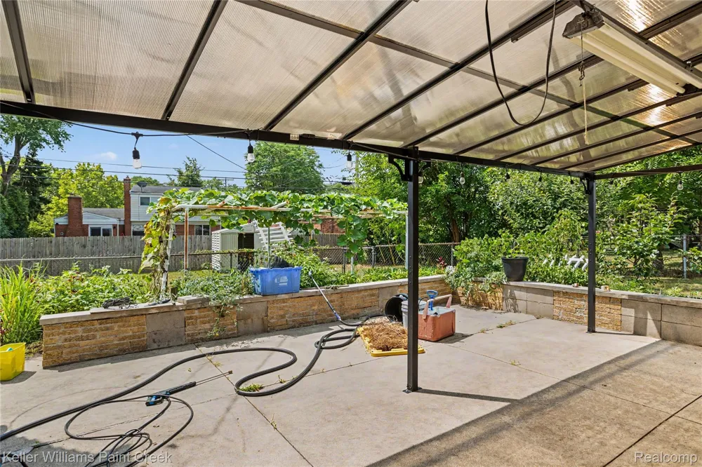 2918 Saratoga Drive Troy City, MI 48083