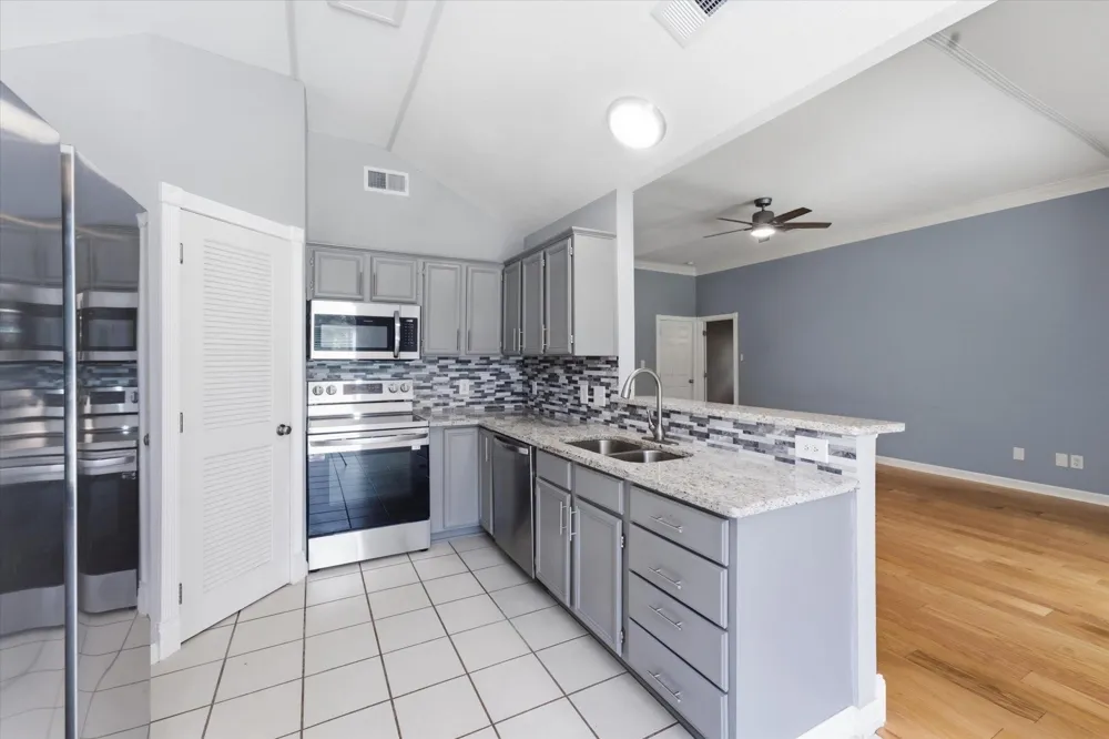 13 Westwood Drive Huntsville, TX 77320