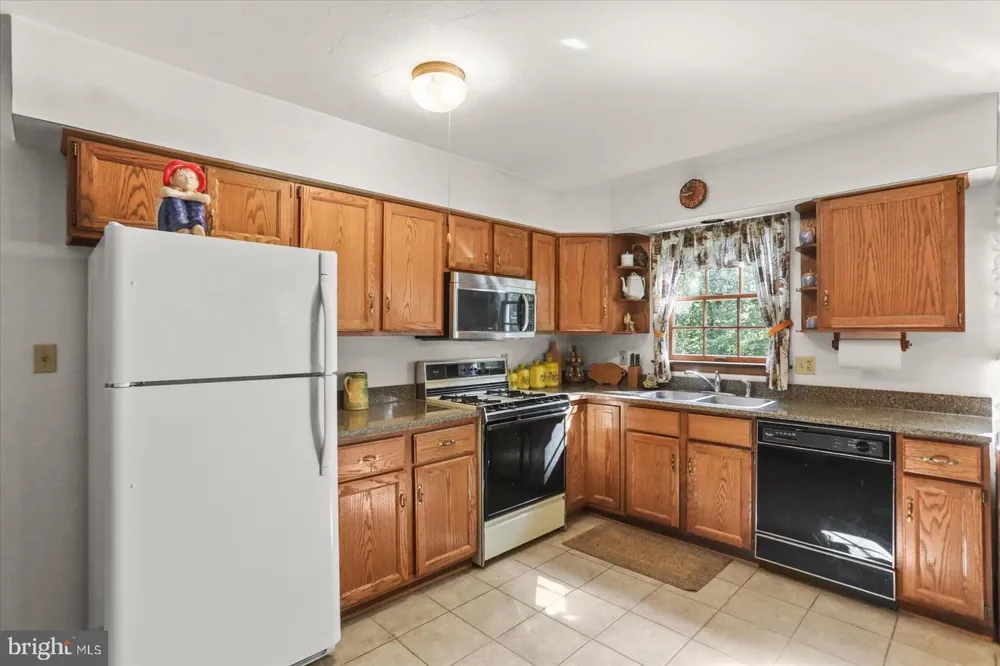 141 OAK HILLS DRIVE Hanover, PA 17331