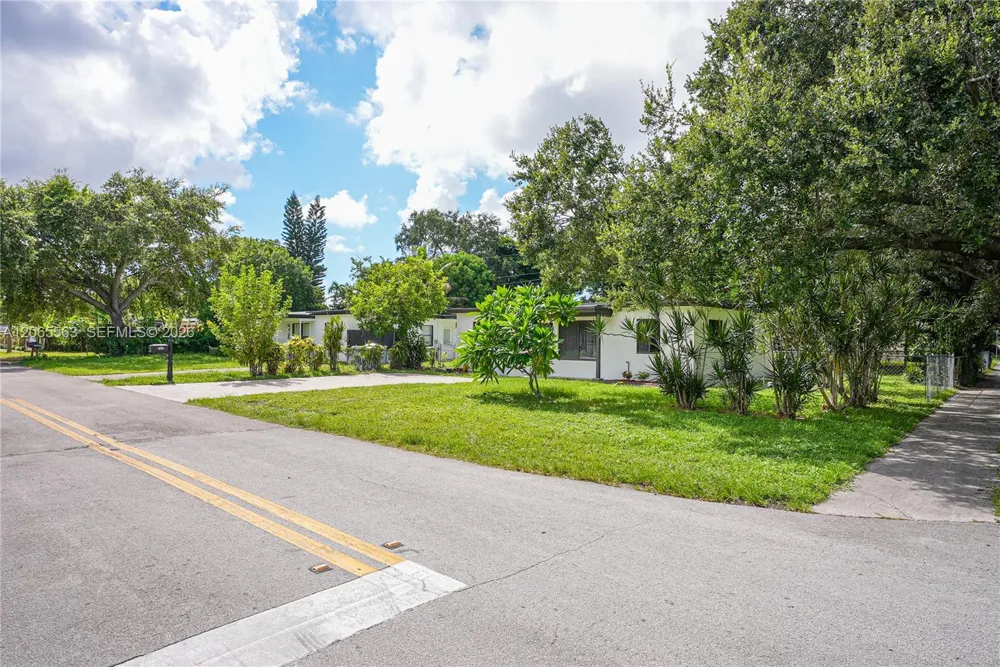 6336 Garfield St Hollywood, FL 33024