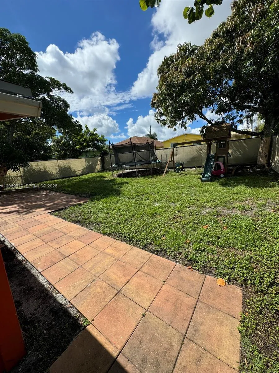 1281 W 35th St Riviera Beach, FL 33404