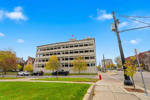 15 E Kirby Street #204