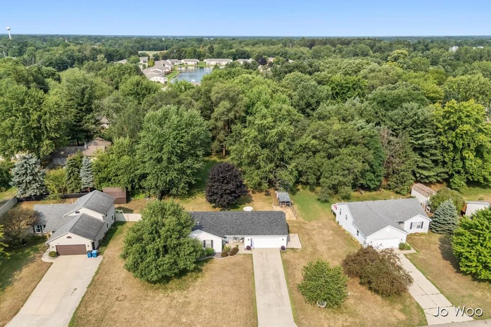 11395 Hunters Meadow Drive Allendale, MI 49401