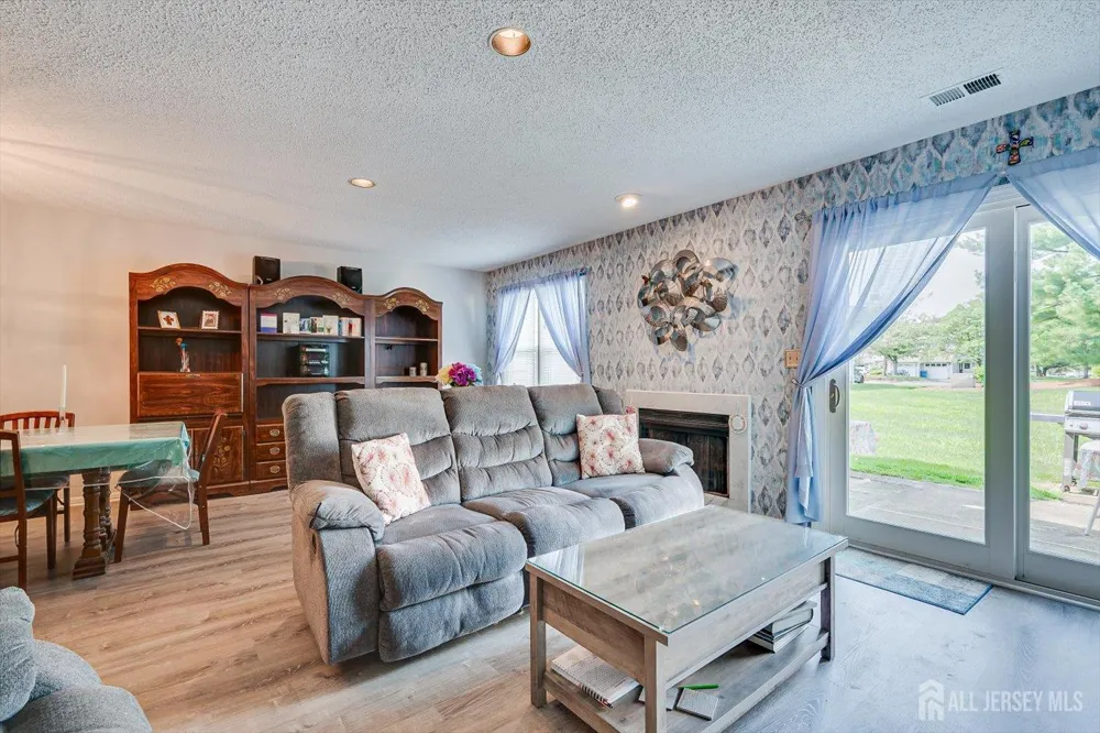 10 Woodmere Drive Sayreville, NJ 08859
