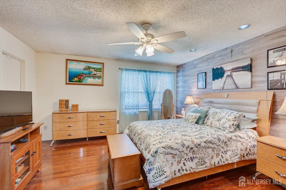 10 Woodmere Drive Sayreville, NJ 08859