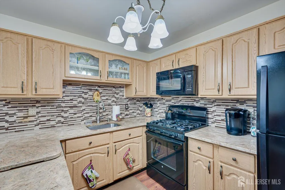 10 Woodmere Drive Sayreville, NJ 08859