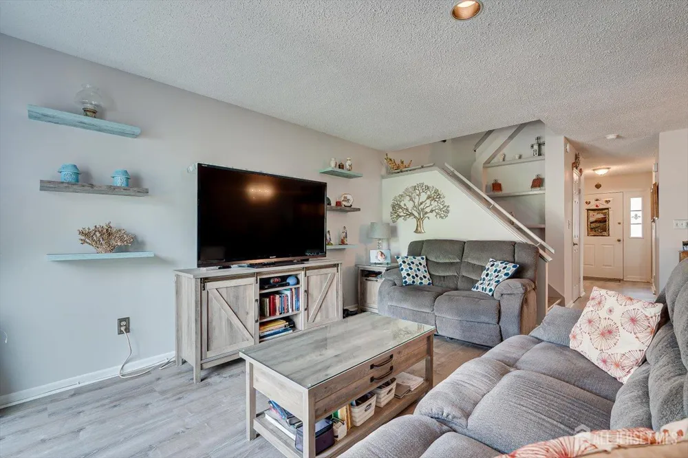 10 Woodmere Drive Sayreville, NJ 08859