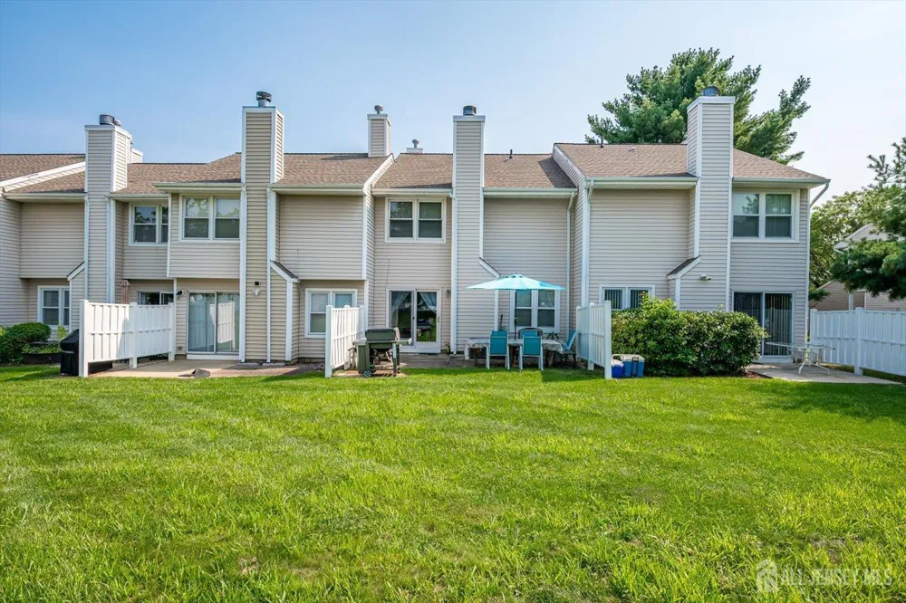 10 Woodmere Drive Sayreville, NJ 08859