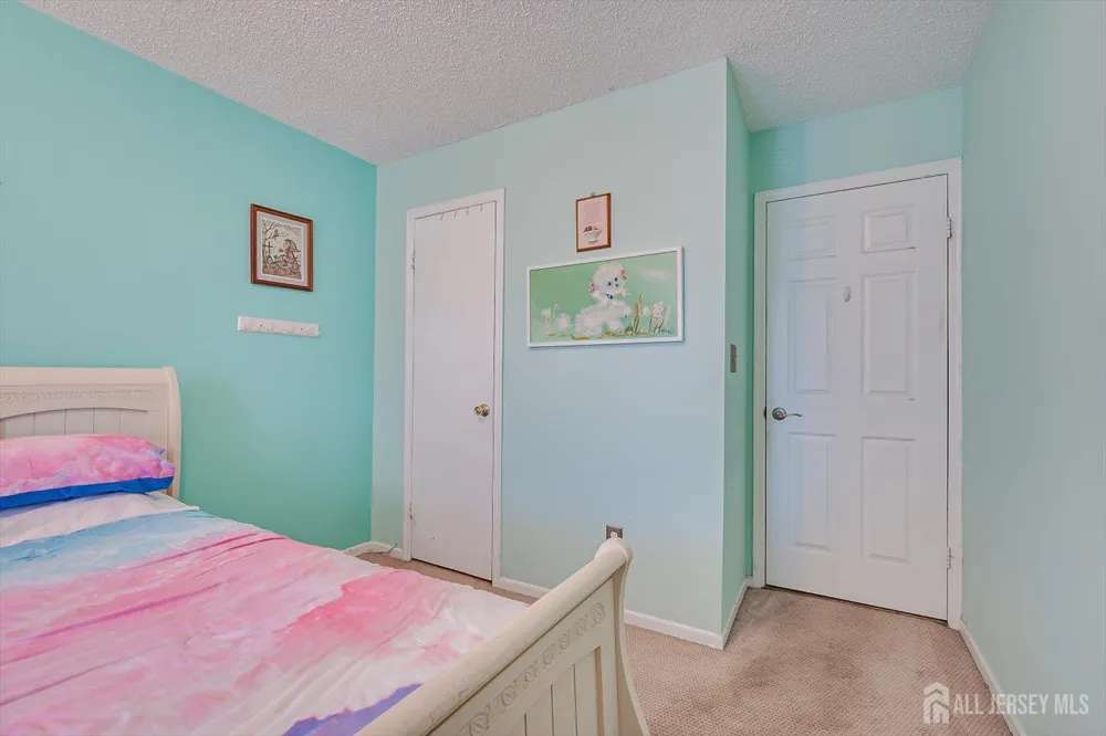 10 Woodmere Drive Sayreville, NJ 08859