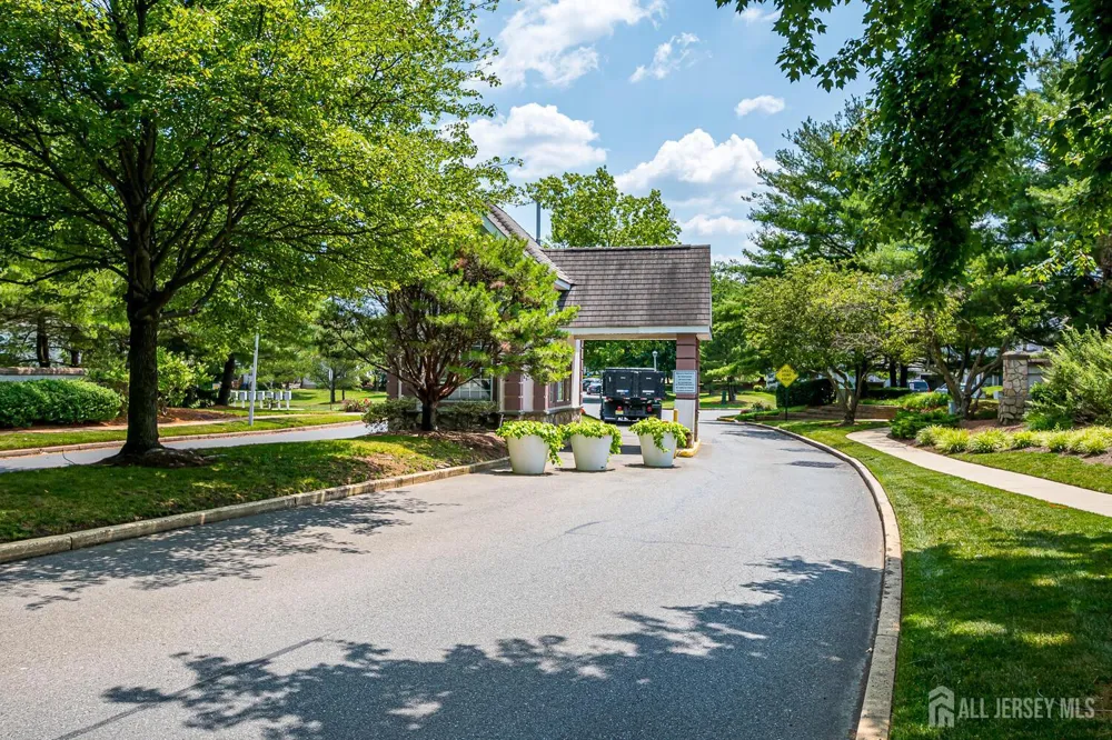 10 Woodmere Drive Sayreville, NJ 08859