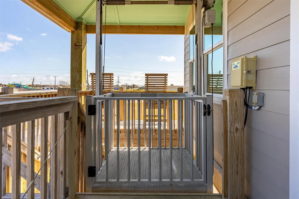 1009 Monkhouse Drive Crystal Beach, TX 77650