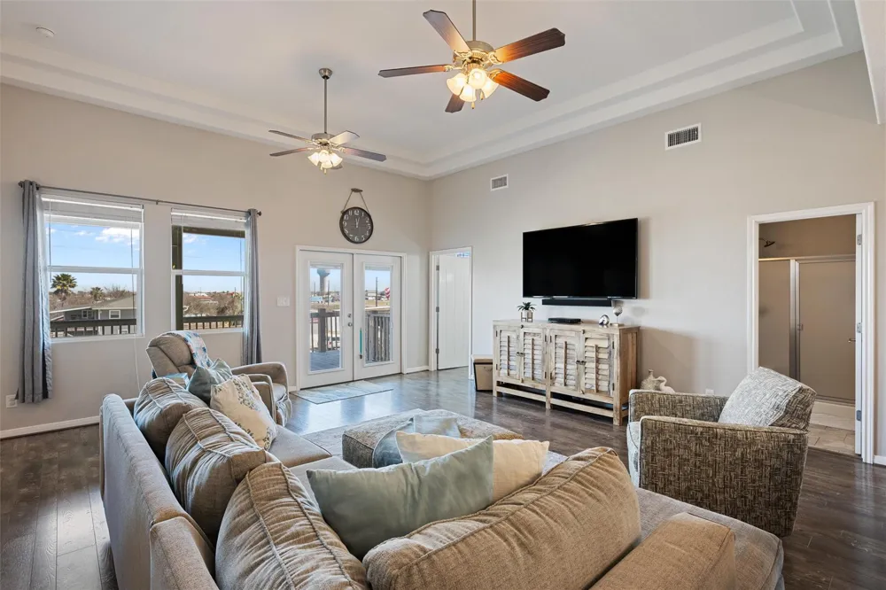 1009 Monkhouse Drive Crystal Beach, TX 77650
