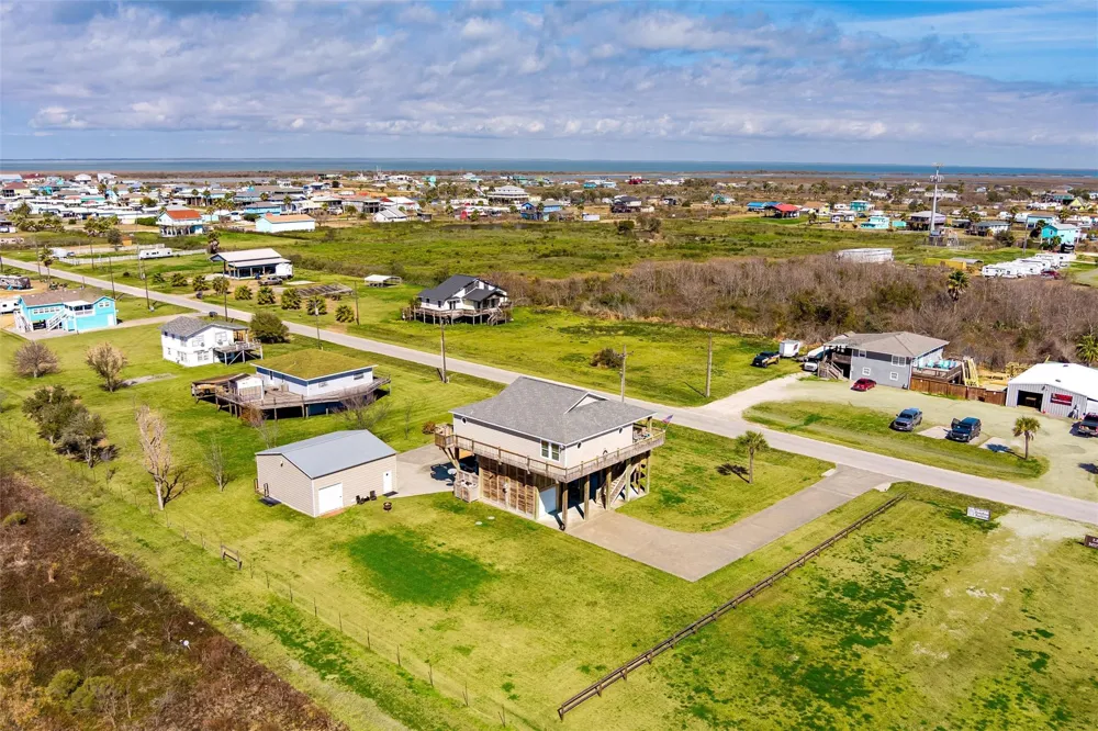 1009 Monkhouse Drive Crystal Beach, TX 77650