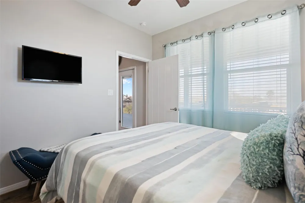 1009 Monkhouse Drive Crystal Beach, TX 77650