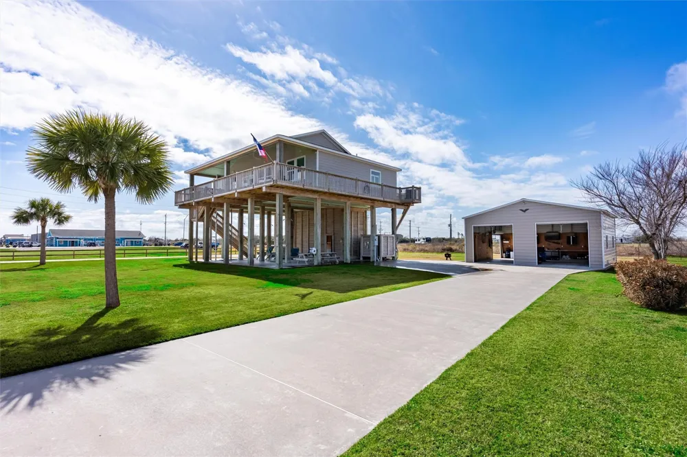 1009 Monkhouse Drive Crystal Beach, TX 77650