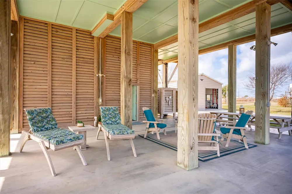 1009 Monkhouse Drive Crystal Beach, TX 77650