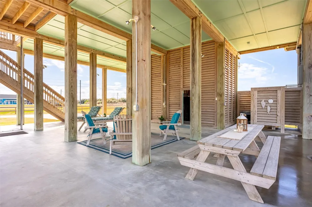 1009 Monkhouse Drive Crystal Beach, TX 77650