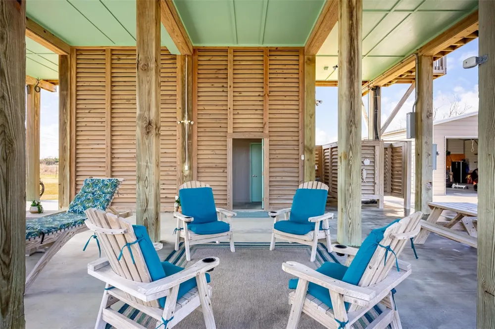 1009 Monkhouse Drive Crystal Beach, TX 77650