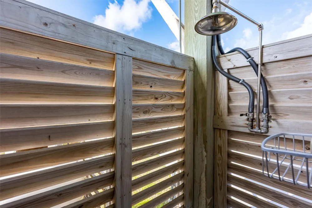 1009 Monkhouse Drive Crystal Beach, TX 77650