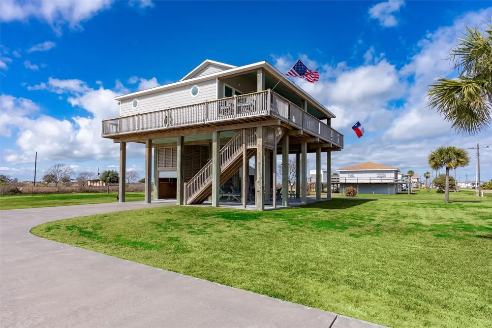1009 Monkhouse Drive Crystal Beach, TX 77650