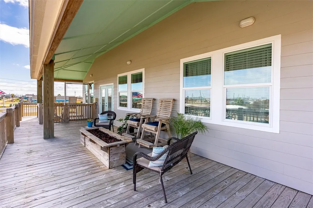 1009 Monkhouse Drive Crystal Beach, TX 77650