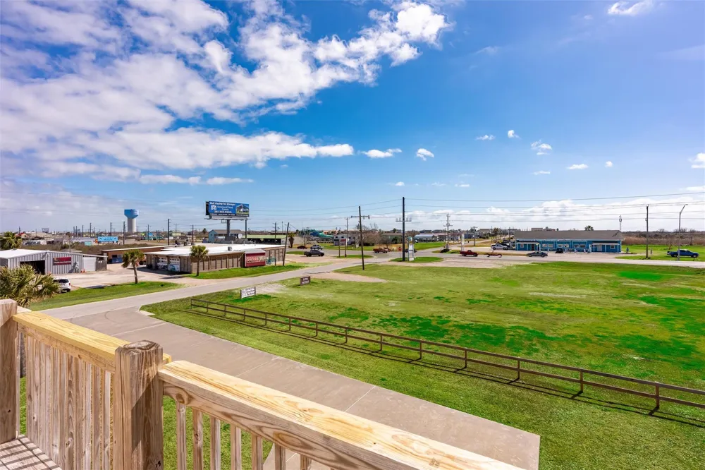 1009 Monkhouse Drive Crystal Beach, TX 77650