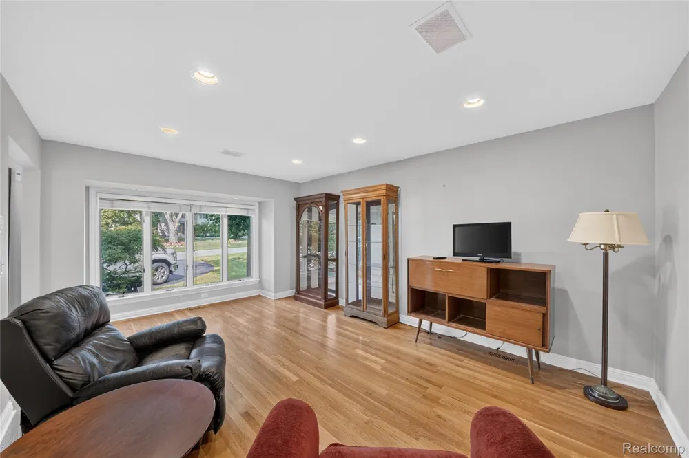 5369 W Bloomfield Lake Road West Bloomfield Charter Township, MI 48323