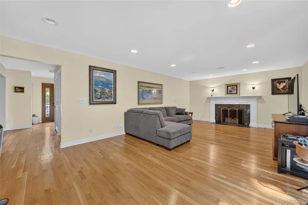 5369 W Bloomfield Lake Road West Bloomfield Charter Township, MI 48323