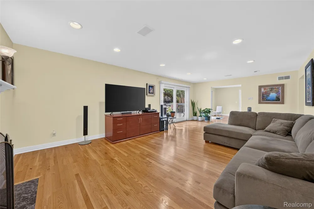 5369 W Bloomfield Lake Road West Bloomfield Charter Township, MI 48323
