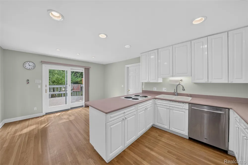 5369 W Bloomfield Lake Road West Bloomfield Charter Township, MI 48323
