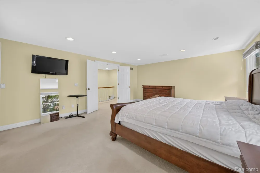 5369 W Bloomfield Lake Road West Bloomfield Charter Township, MI 48323