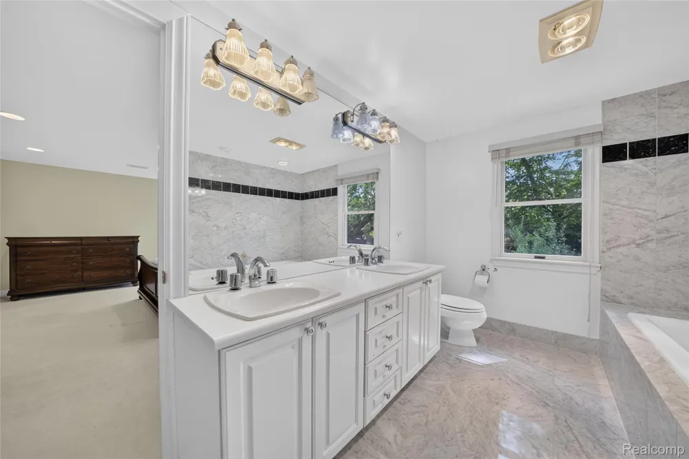 5369 W Bloomfield Lake Road West Bloomfield Charter Township, MI 48323