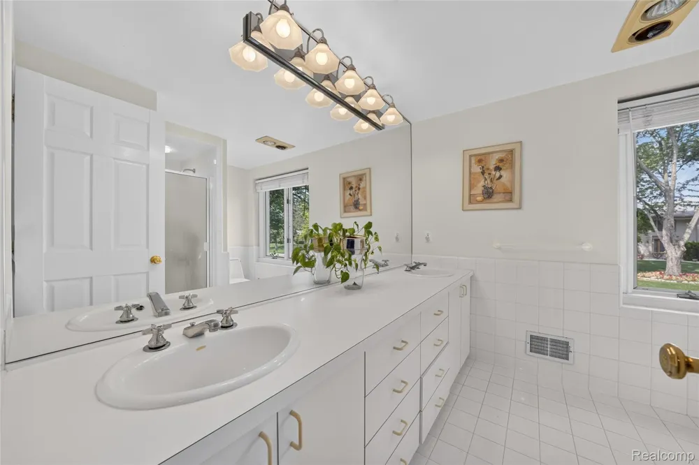 5369 W Bloomfield Lake Road West Bloomfield Charter Township, MI 48323