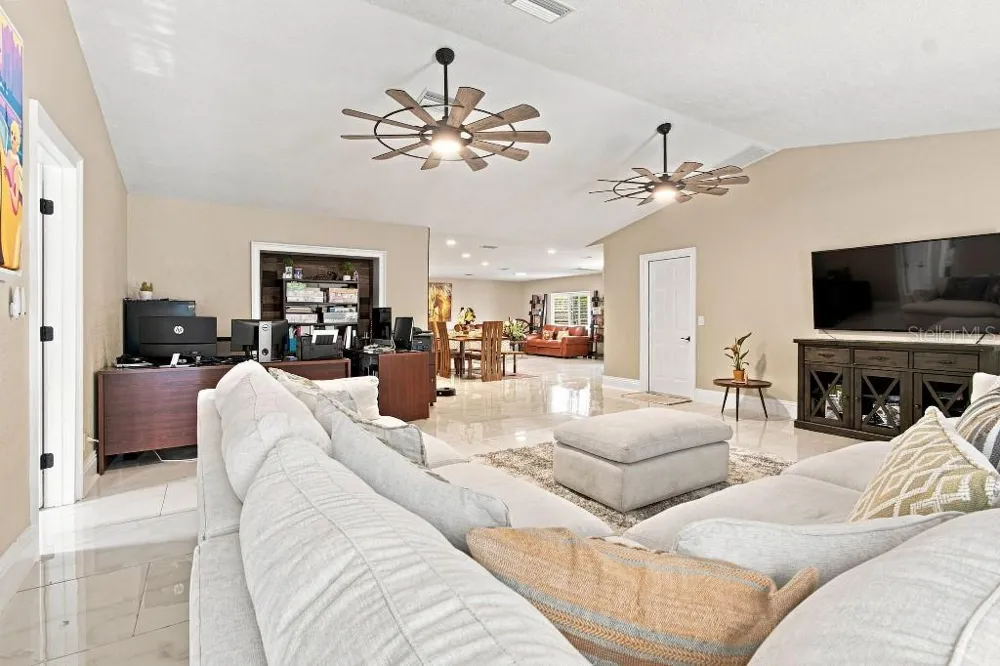 17933 EAGLE LANE Lutz, FL 33558