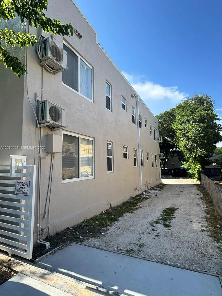 1631 NW 3 St #5 Miami, FL 33125