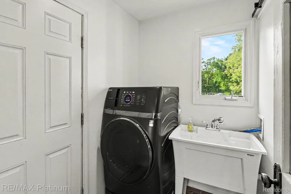 9731 Fountain Lane Handy Township, MI 48836