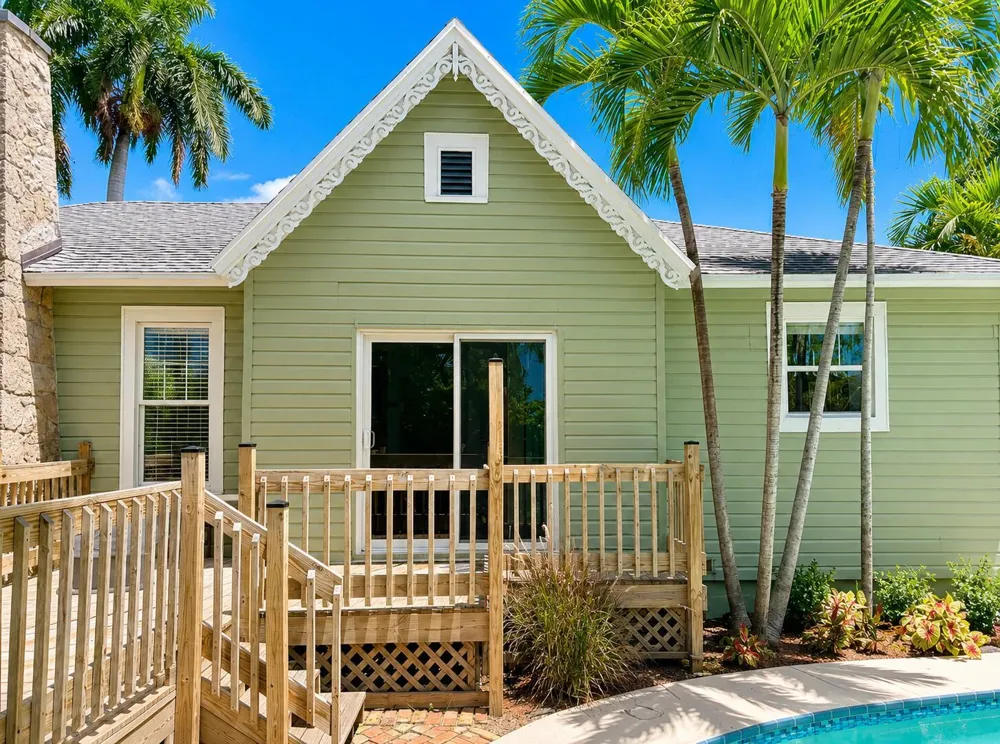 1424 S PALMWAY 