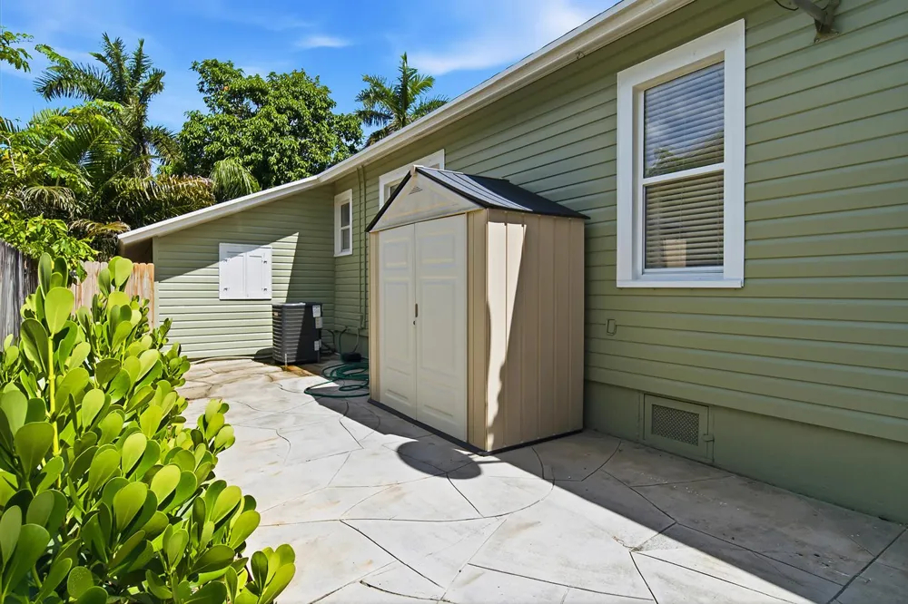 1424 S PALMWAY 