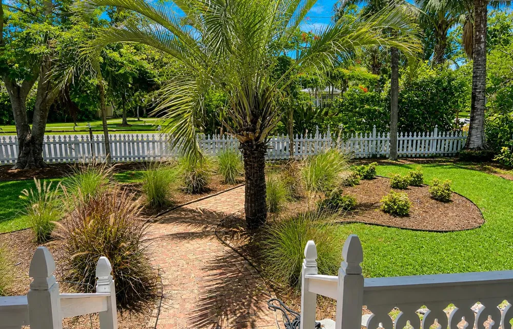 1424 S PALMWAY 