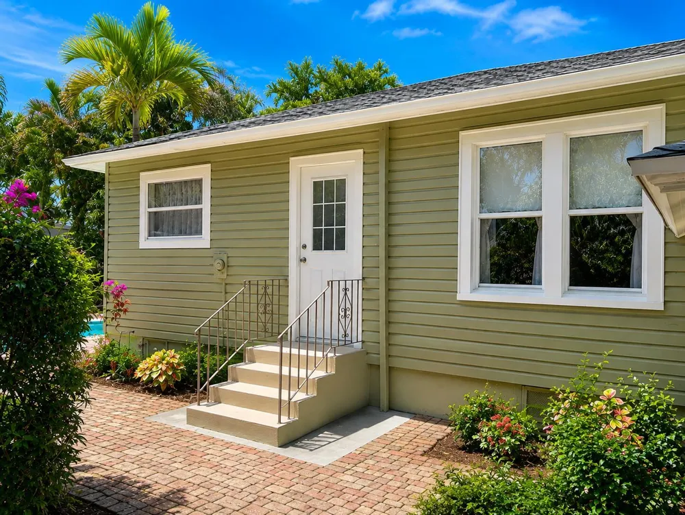 1424 S PALMWAY 