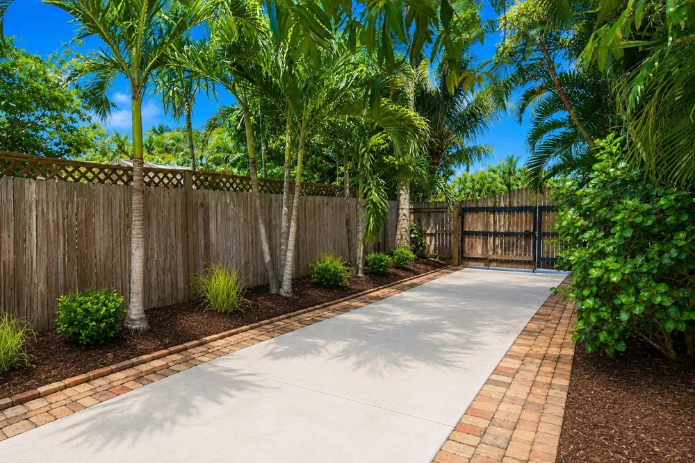 1424 S PALMWAY 